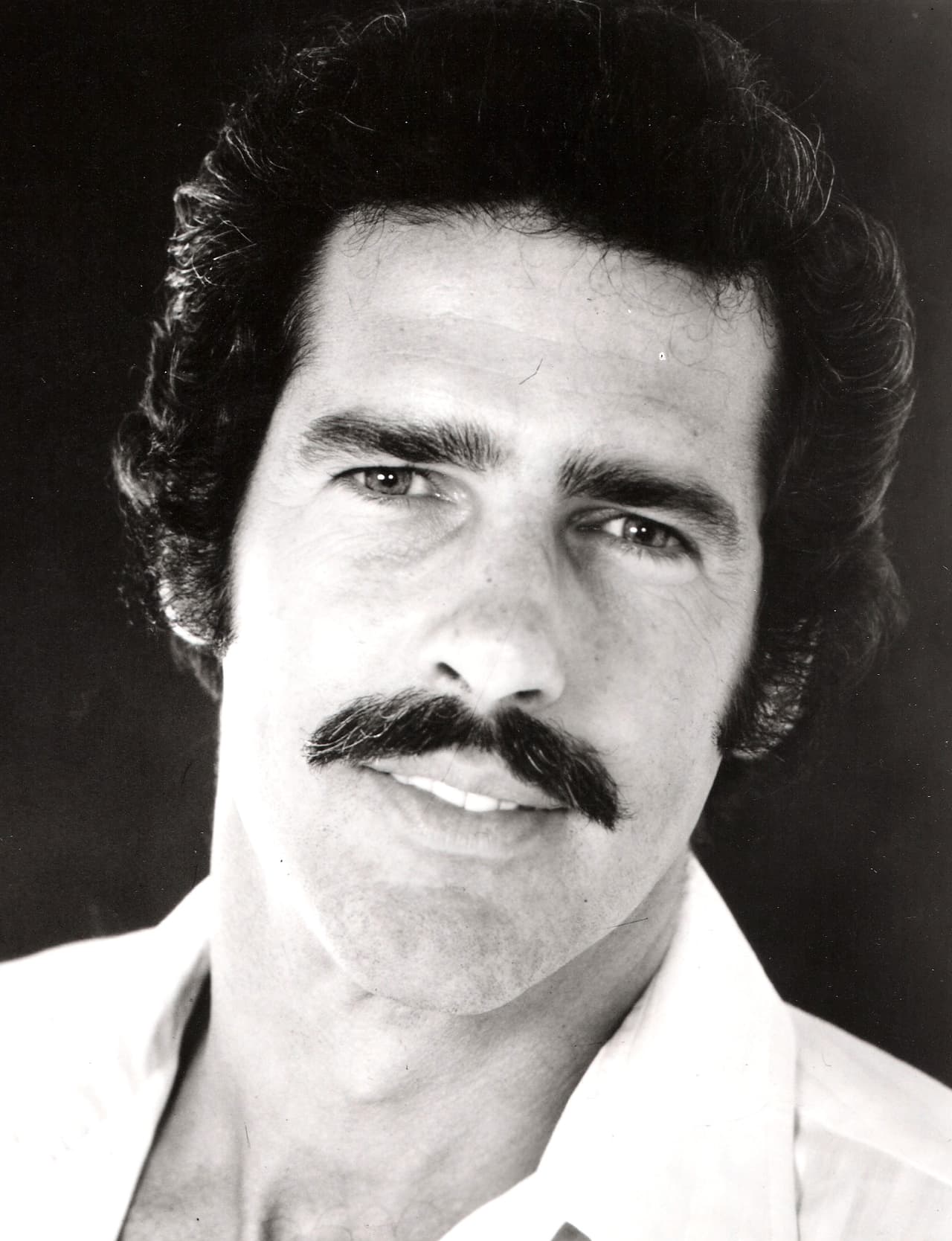 Pero con bigote luce muy sensual y atractivo. No por nada se volvió protagonista de muchísimas telenovelas.