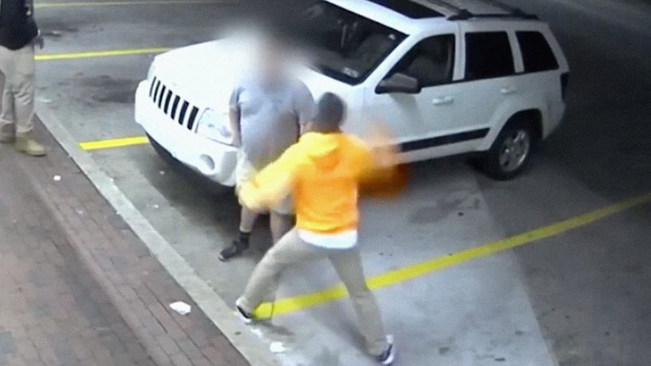 Hombre se burla y golpea a una persona con parálisis cerebral