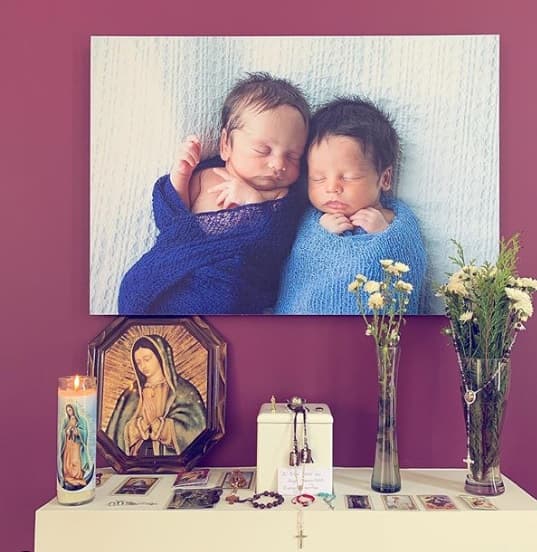 En la entrevista, Brenda reconoció la tristeza que los invadió cuando perdieron a
<b><a href="https://www.univision.com/famosos/te-veias-tan-hermoso-brenda-kellerman-logro-sonar-con-su-bebe-dante-fallecido-hace-4-meses-fotos" target="_blank">Dante</a></b>, pero ahora quieren darle lo mejor a Tadeo.