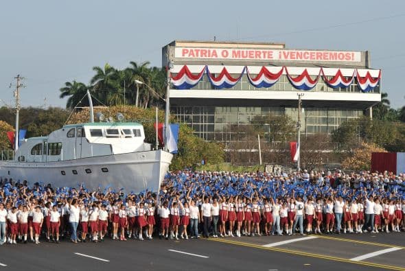 El desfile saludó, en ausencia, al "Comandante en Jefe de la Revolución", Fidel Castro, de 84 años, retirado del gobierno desde que enfermó en julio de 2006 y cedió el mando a su hermano Raúl, cinco años menor.