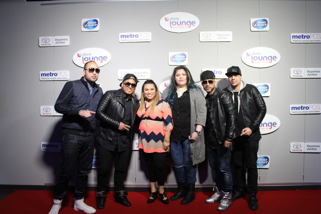 Se tomaron la foto con su grupo favorito en la experiencia Uforia Lounge.