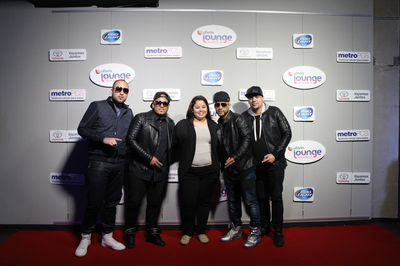 Se tomaron la foto con su grupo favorito en la experiencia Uforia Lounge.