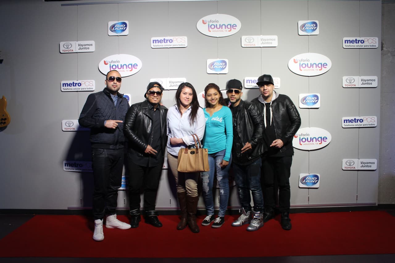 Se tomaron la foto con su grupo favorito en la experiencia Uforia Lounge.