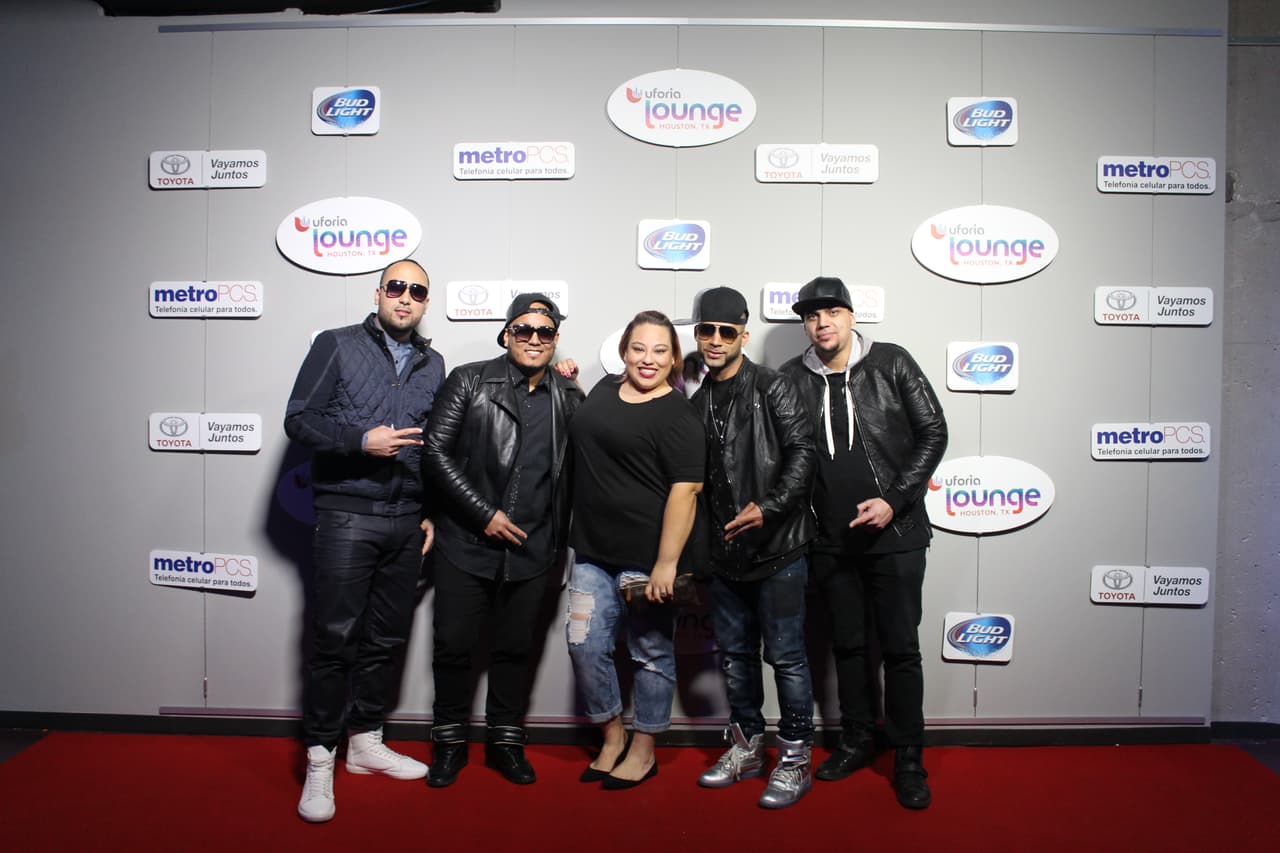 Se tomaron la foto con su grupo favorito en la experiencia Uforia Lounge.