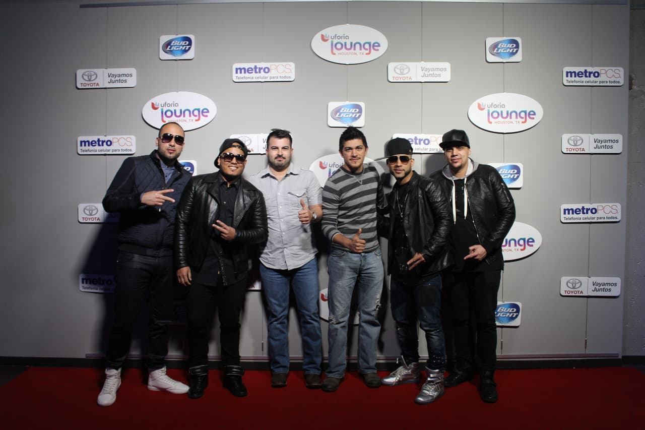 Se tomaron la foto con su grupo favorito en la experiencia Uforia Lounge.