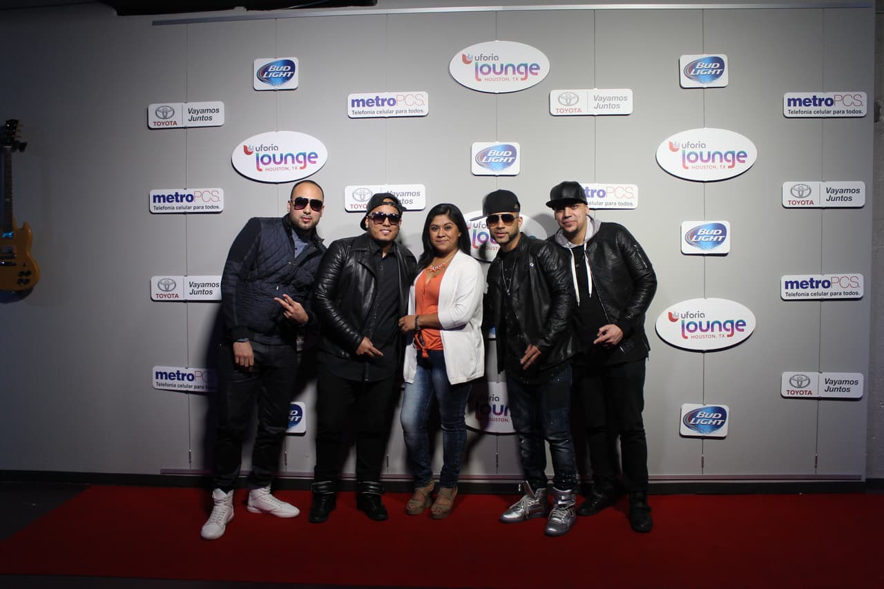Se tomaron la foto con su grupo favorito en la experiencia Uforia Lounge.