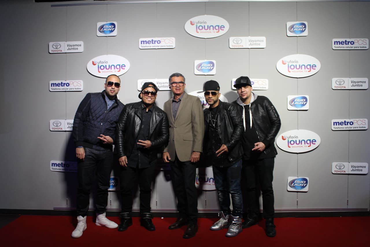 Se tomaron la foto con su grupo favorito en la experiencia Uforia Lounge.