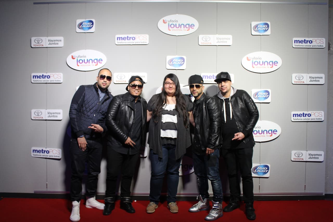 Se tomaron la foto con su grupo favorito en la experiencia Uforia Lounge.