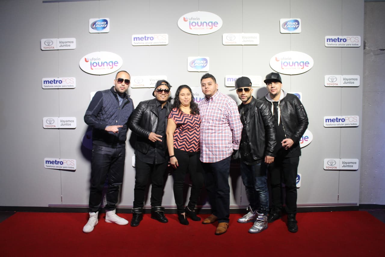 Se tomaron la foto con su grupo favorito en la experiencia Uforia Lounge.