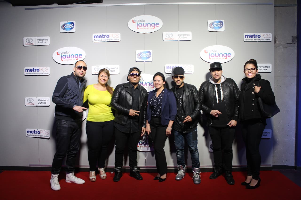 Se tomaron la foto con su grupo favorito en la experiencia Uforia Lounge.