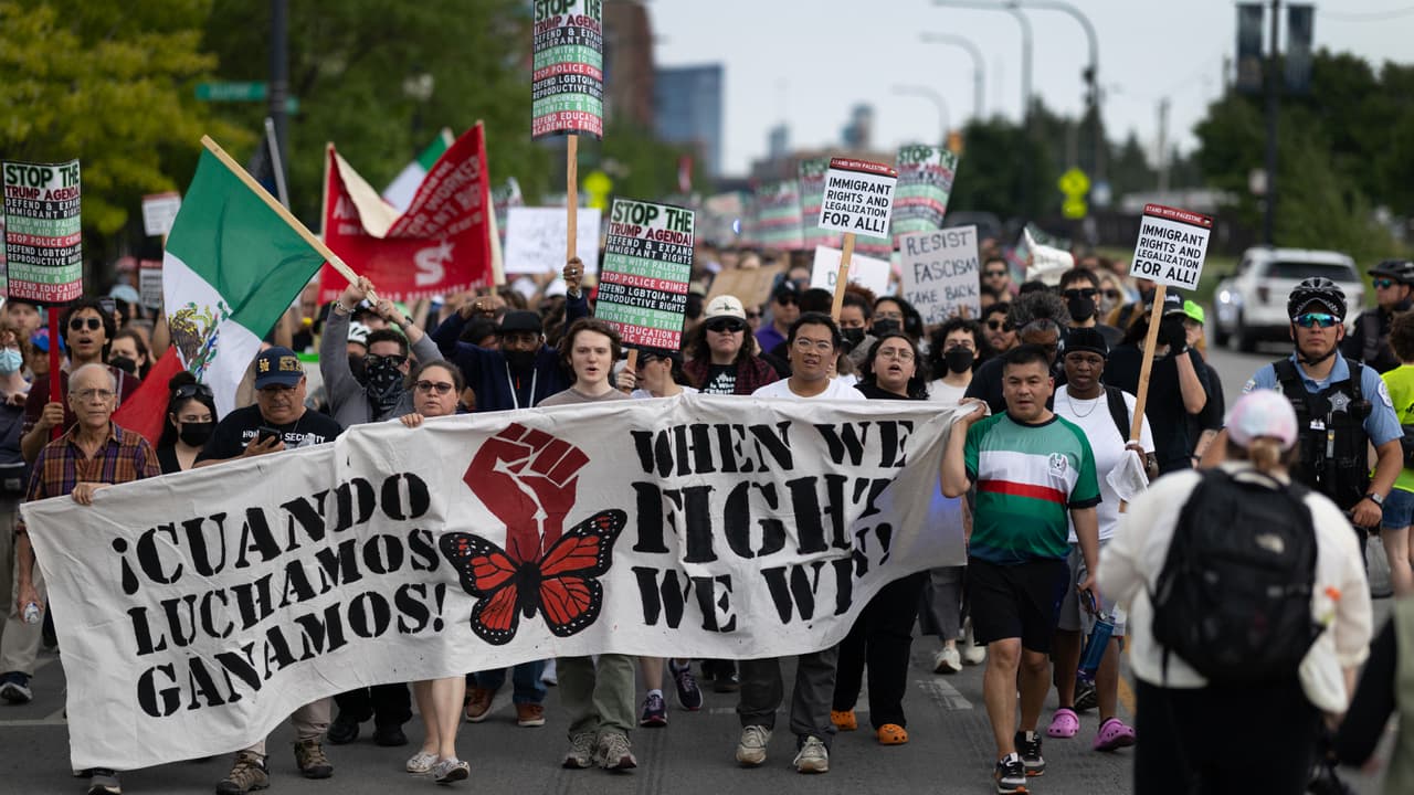 En un ambiente pacífico, que 
<b><a href="https://www.univision.com/local/los-angeles-kmex/despliegue-militar-en-los-angeles-por-que-hay-marines-listos-a-124-millas-de-la-ciudad" target="_blank">contrastó con la violencia que hubo en Los Ángeles, California</a></b>, manifestantes contra los operativos del 
<b>Servicio de Inmigración y Control de Aduanas (ICE)</b> se congregaron este domingo en la 
<b>Plaza Tenochtitlán</b> para marchar por el barrio latino de Pilsen, en Chicago, Illinois, contra estas redadas. Además, reclamaron al presidente Donald Tump que les ponga fin.