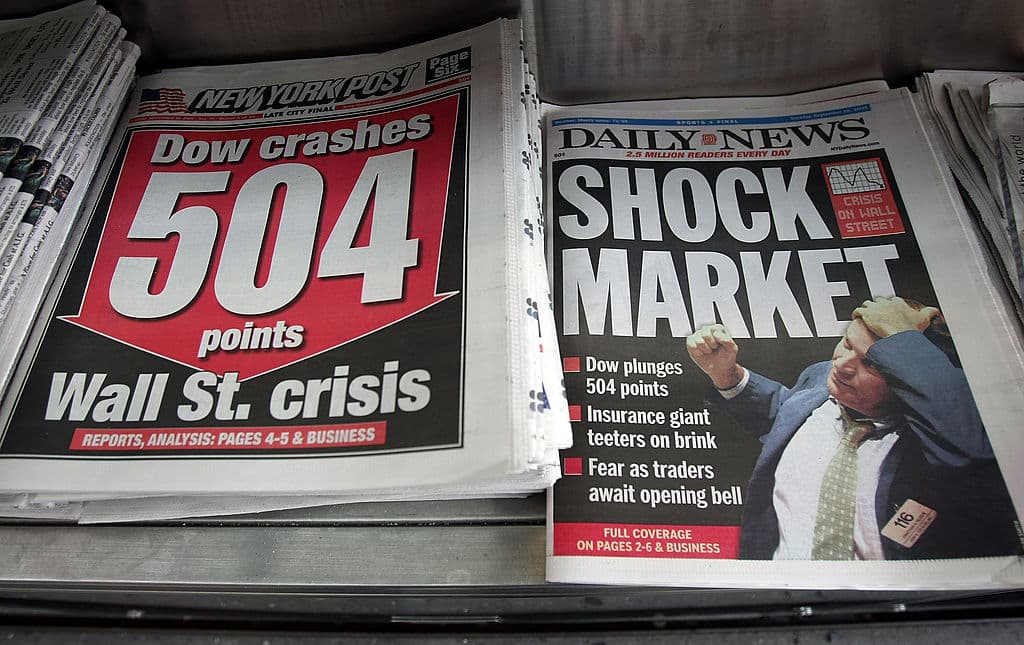 <b>La 'Gran Recesión' del 2008-2009: </b>La mayor crisis desde la 'Gran Depresión' de los años 30 crisis empezó en diciembre de 2007, con unos primeros signos problemáticos en la economía. Se agravó en marzo de 2008 con el colapso del gigante financiero Berns Sterns, que desató un efecto dominó en el sector, agobiado por el hundimiento del mercado inmobiliario a causa de las hipotecas “subprime”. La crisis terminó oficialmente en junio de 2009, con el primer trimestre de crecimiento y recuperación del empleo, luego de que el gobierno federal ejecutara dos gigantescos paquetes de estímulo económico y evitara la quiebra de gigantes como General Motors o Chrysler. Sin embargo, la lenta recuperación que siguió dejó a muchas familias duramente afectadas por varios años más.