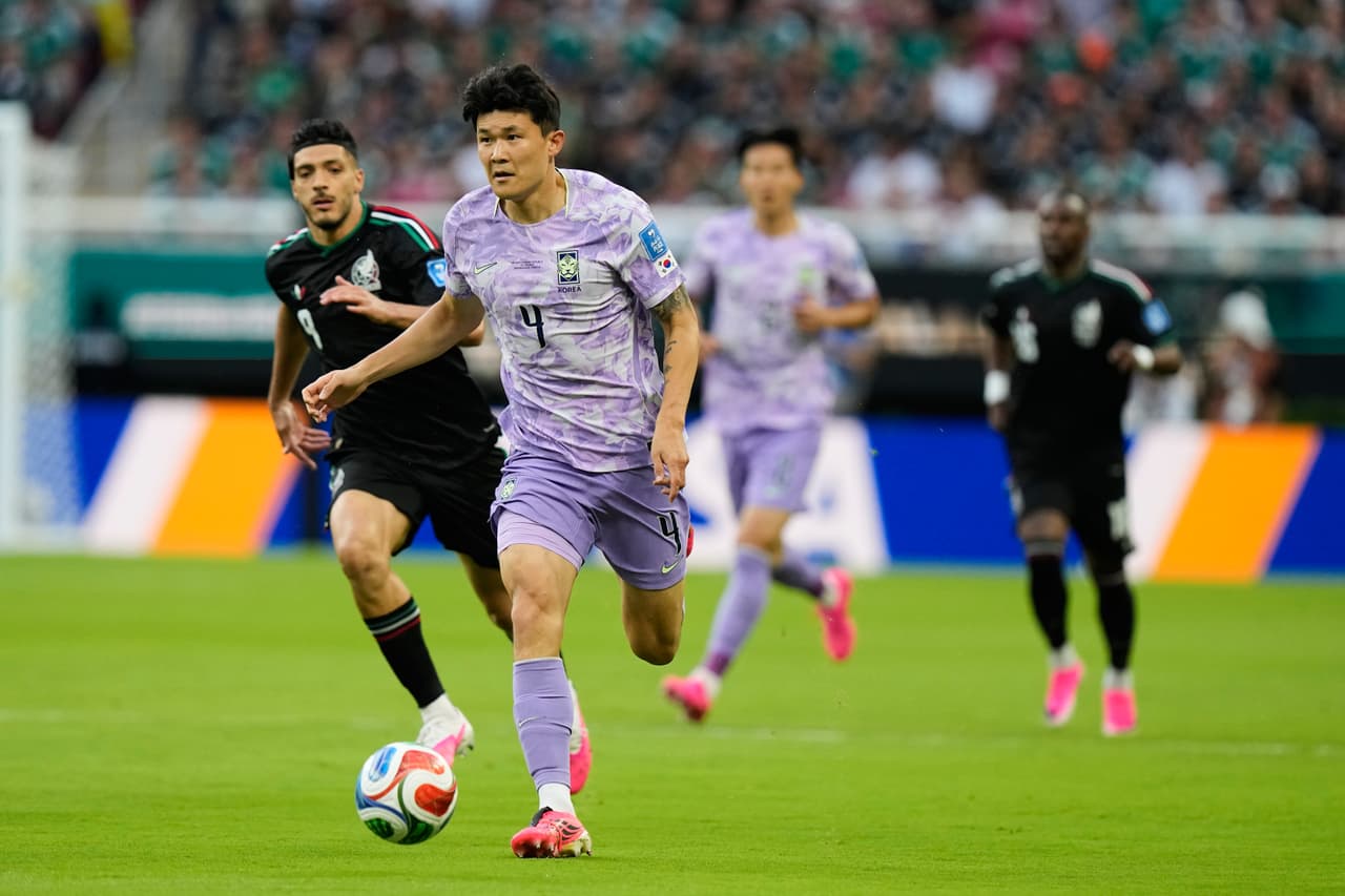 Kim Min-jae (4) de Corea del Sur regatea durante el partido de fútbol del Grupo A de la Copa Mundial.