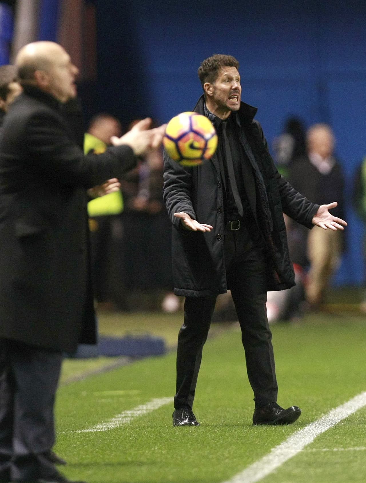 El 'Cholo' Simeone reclamaba airadamente por el impresionante golpazo que se llevó su jugador.