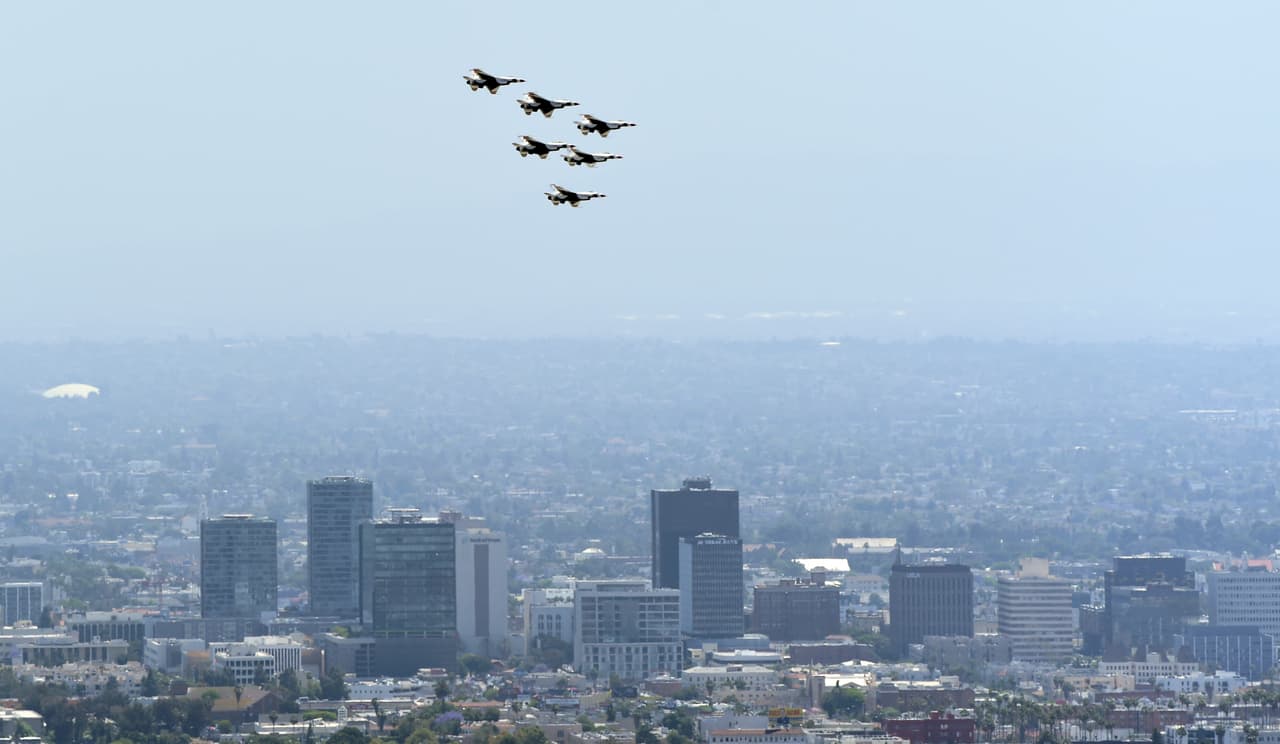 Los aviones pasaron por diversas zonas de las ciudad de Los Ángeles.