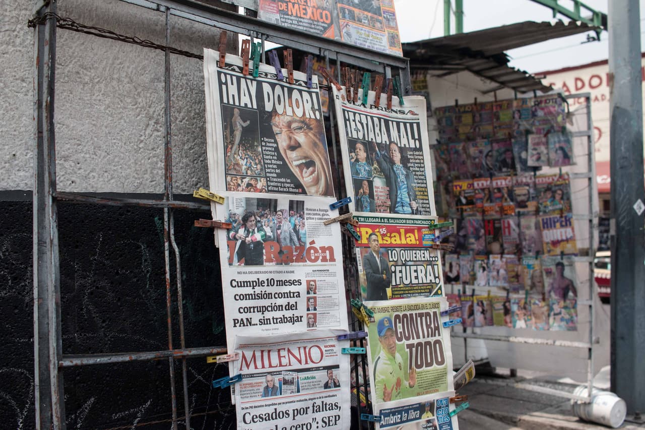 La prensa mexicana mantiene la muerte de Juan Gabriel y sus pormenores en sus titulares.
