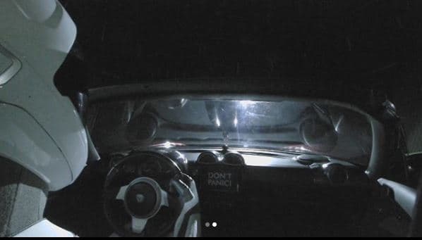 Y al parecer la frase ‘Don't Panic’ (no entres en pánico), que se lee en la pantalla central, es un homenaje a 
<b>Douglas Adams, autor de la novela ‘</b>The Hitchhiker’s Guide to the Galaxy’.