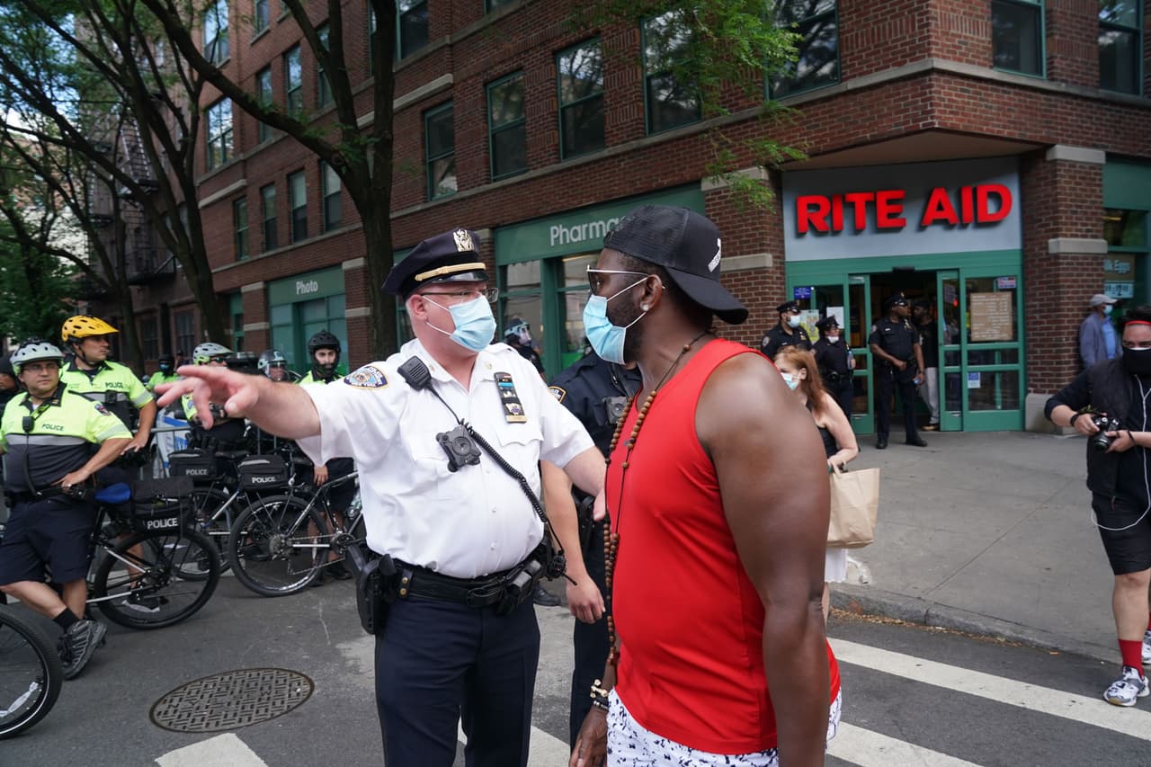 Garcetti dijo que es un momento "de mucho dolor", pero que nada justifica tomar estas acciones contra los negocios y propiedades.