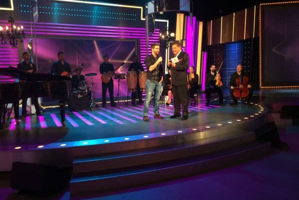 El guapo artista español pasó por el show para hacer suspirar a la audiencia con su música ¡y esa sonrisa!