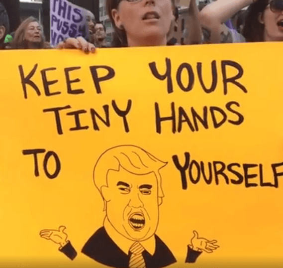 Con pancartas y cartelones cientos de manifestantes salieron a protestar frente al hotel Trump.