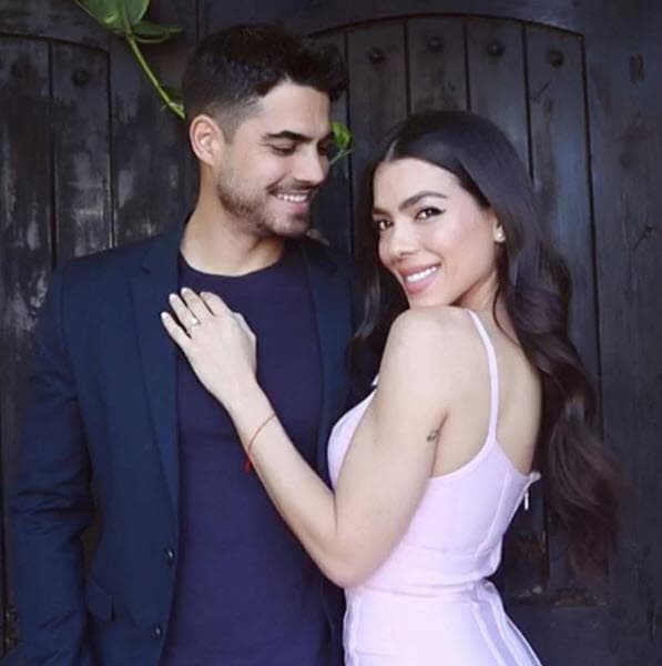 Por su parte, Danella compartió en Instagram esta imagen donde luce su anillo de compromiso: "Sí un millón de veces. Sí Roberto Hernández, estamos comprometidos".