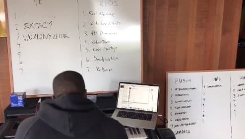 El mensaje se acompaña de un video donde aparece el esposo de Kim Kardashian escuchando una canción, que se cree forma parte de uno de los proyectos en los que actualmente trabaja.