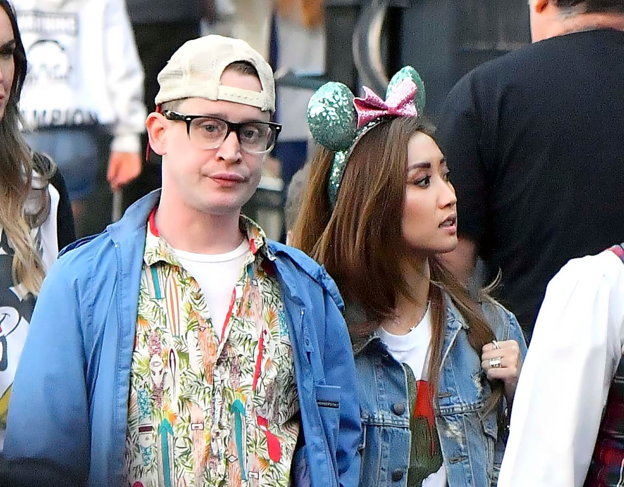 Desde 2017, al actor se le ha relacionado con 
<b>Brenda Song</b>, quien ha asegurado que su noviazgo funciona porque ambos comenzaron a actuar desde muy temprana edad: "Los niños actores no podemos hablar de lo que fue, nos miramos a los ojos, asentimos y, simplemente, lo sabemos", dijo, de acuerdo con una nota de 
<b><a href="https://mx.hola.com/actualidad/20190429141367/brenda-song-novia-macaulay-culkin-romance/" target="_blank">¡Hola!</a></b>