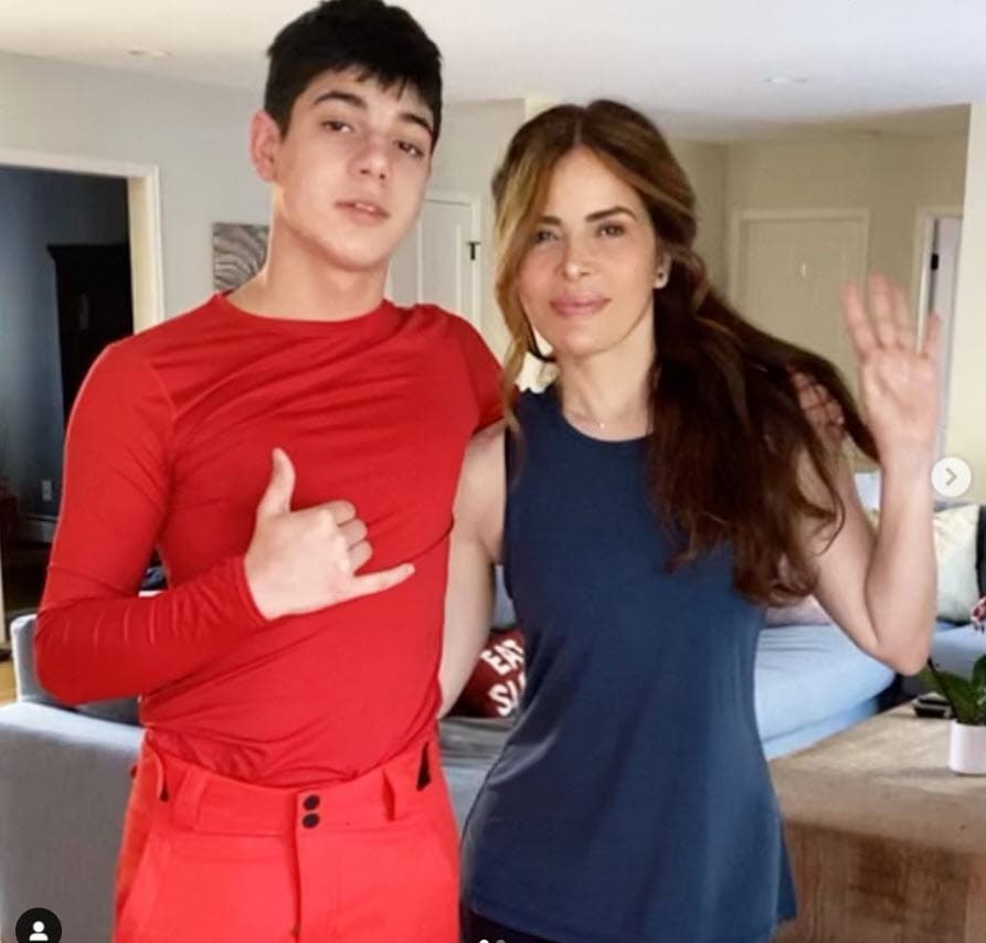 "¡Yo 
<b><a href="https://www.instagram.com/p/CJMF-iiFf8U/" target="_blank">presentando a mi quinceañero Miguel Armando</a></b> en sociedad! ¡Siempre será mi baby!", escribió.
<br>