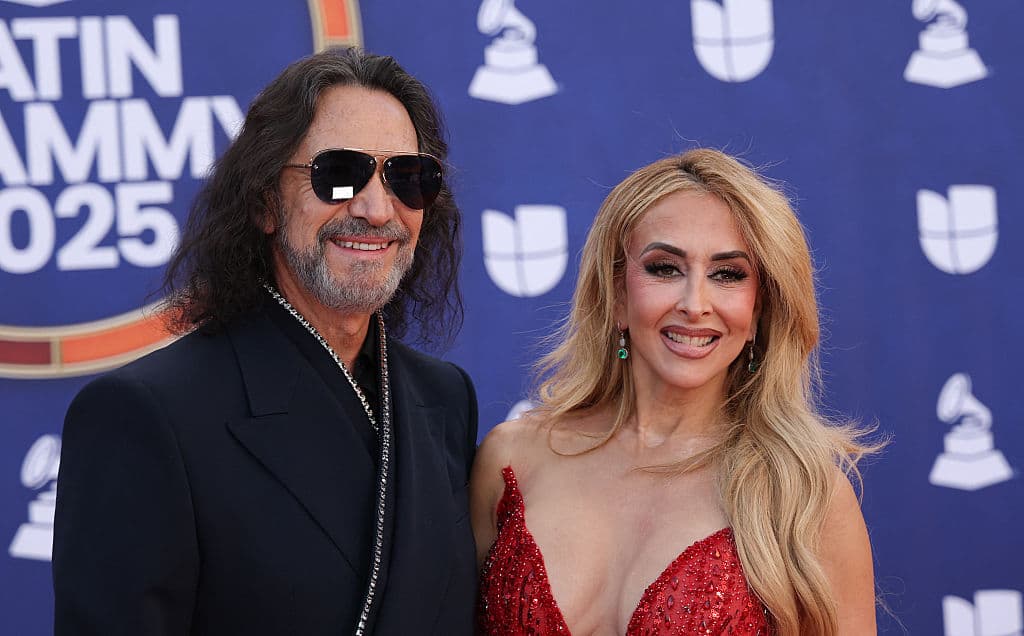 <b>Marco Antonio Solís</b> llegó del brazo de su inseparable esposa Cristy Solís. Sus atuendos contrastaron y no se soltaron la mano en ningún momento.