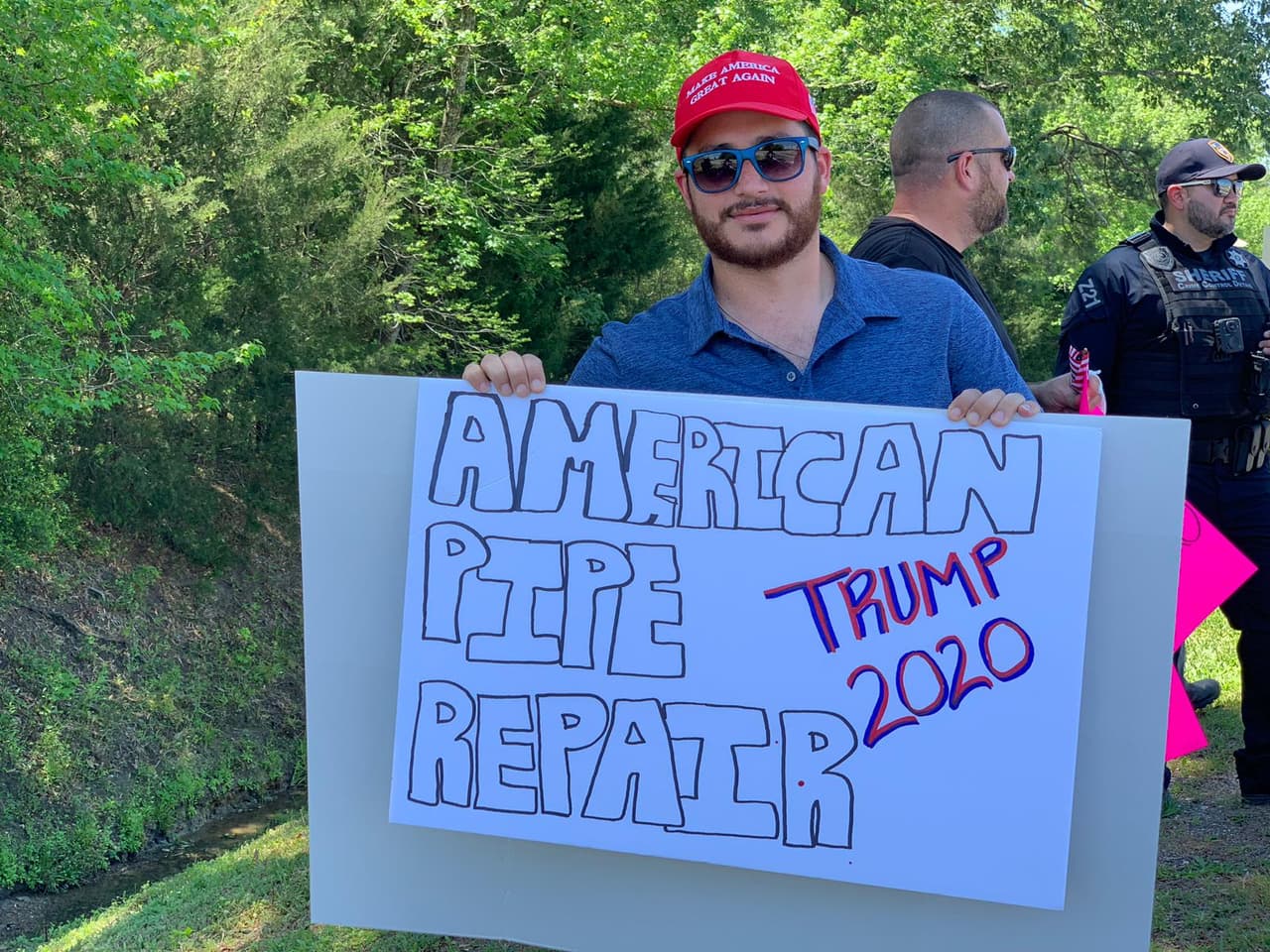 Este simpatizante de Trump sostiene un cartel en el que se hace referencia a la reactivación de la industria energética. El presidente firmó dos órdenes ejecutivas que limita la autonomía de los estados para frenar o limitar proyectos energéticos. Organizaciones ambientales hicieron hincapié en el impacto que tendrían estas medidas.