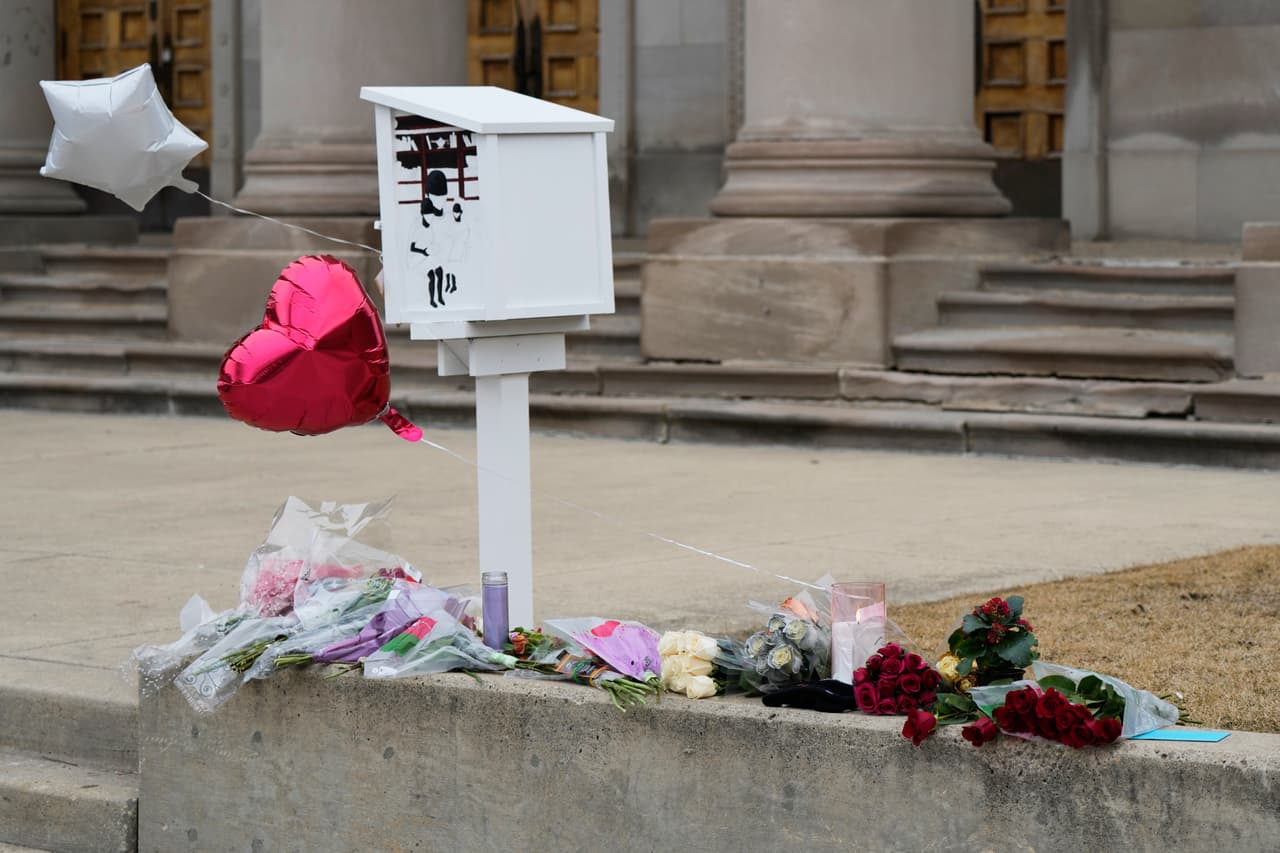 Porque, para muchos, el reverendo que habló ante multitudes también fue el hombre que escuchaba en silencio. 
<br>
<br>Y en cada flor, en cada globo y carta escrita, Chicago le dice adiós no solo al ícono, sino al ser humano que hizo de su lucha un acto de amor cotidiano.