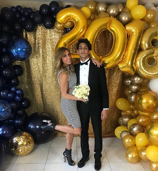 "Mi hijo camino a su Prom y yo tratando de que me lleve. Días especiales en mi vida y aquí los comparto con ustedes mi gente. Mamá orgullosa", escribió.