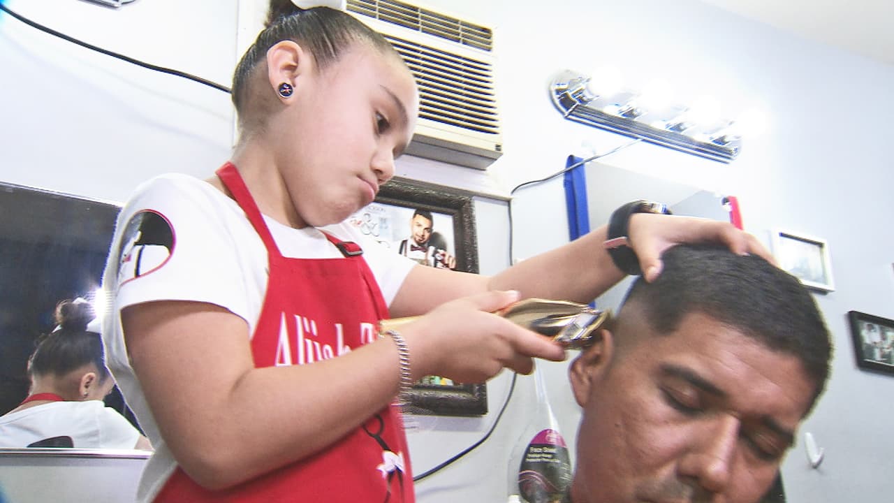 barber girl_frame_230.jpg