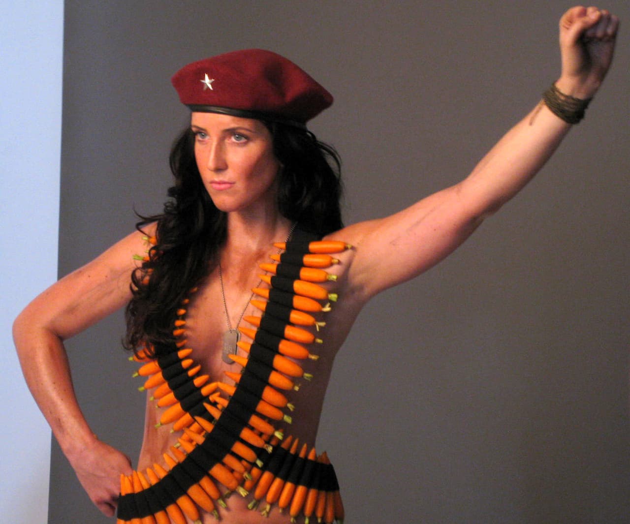 Pero mucho antes, en 2009, la nieta del Che Guevara, Lydia Guevara, posó desnuda para Peta para invitar a una revolución vegetariana. Trenzadas en su pecho, en vez de balas, lleva zanahorias.