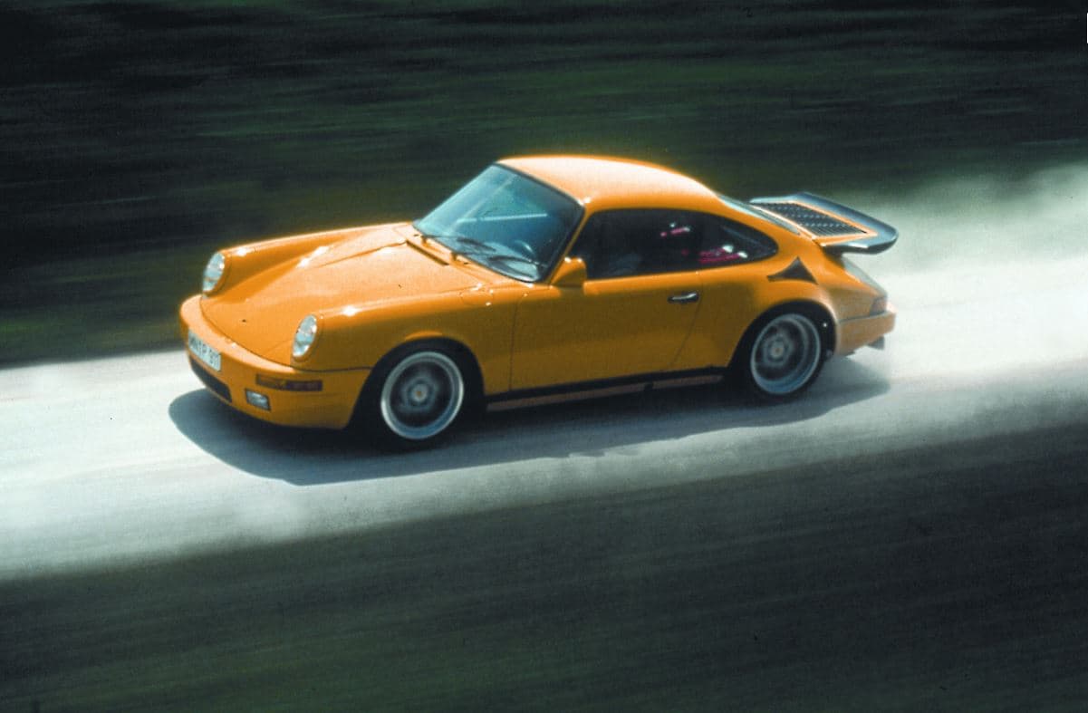 <b>Ruf CTR</b>
<br>Año: 1987
<br>Velocidad máxima: 213 mph (342 km/h)
<br>0-60 mph: 3.9 segundos
<br>Motor: Bóxer de 6 cilindros, twin-turbo, 3.37 litros
<br>Potencia: 476 HP
<br>Precio original: 223,000 dólares
<br>
<br>Este fabricante alemán se dedica a preparar autos sobre la base de modelos Porsche y el CTR de 1987 es una de sus obras más destacadas. Fue bautizado con el nombre de ‘pájaro amarillo’ y en su época fue capaz de quitarle al Ferrari F40, el título del auto más rápido del mundo.
<br>