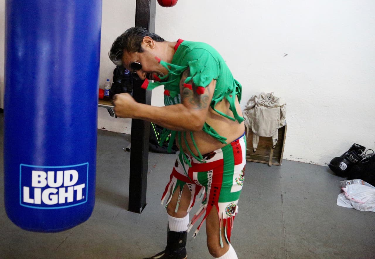 Así pagó la apuesta El Feo a Raúl 'El Pelón' después de la derrota de Julio César Chávez Jr.