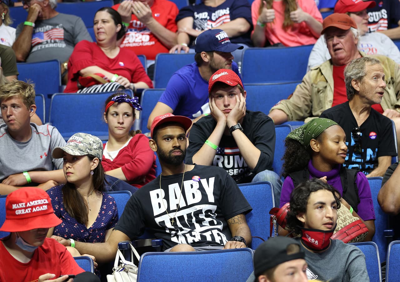 Sin embargo, los que ya entraron al BOK Center no parecen haber usado esas mascarillas pues esta imagen los muestra sin medidas de protección y sin tener en cuenta el distanciamiento físico sugerido por los expertos para evitar contagiarse, más aún en un lugar cerrado como esa instalación.