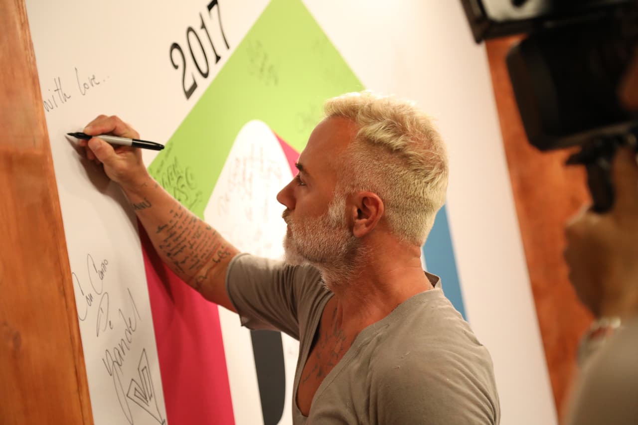 También dejó huella en la pared de Premios Juventud con su autógrafo.