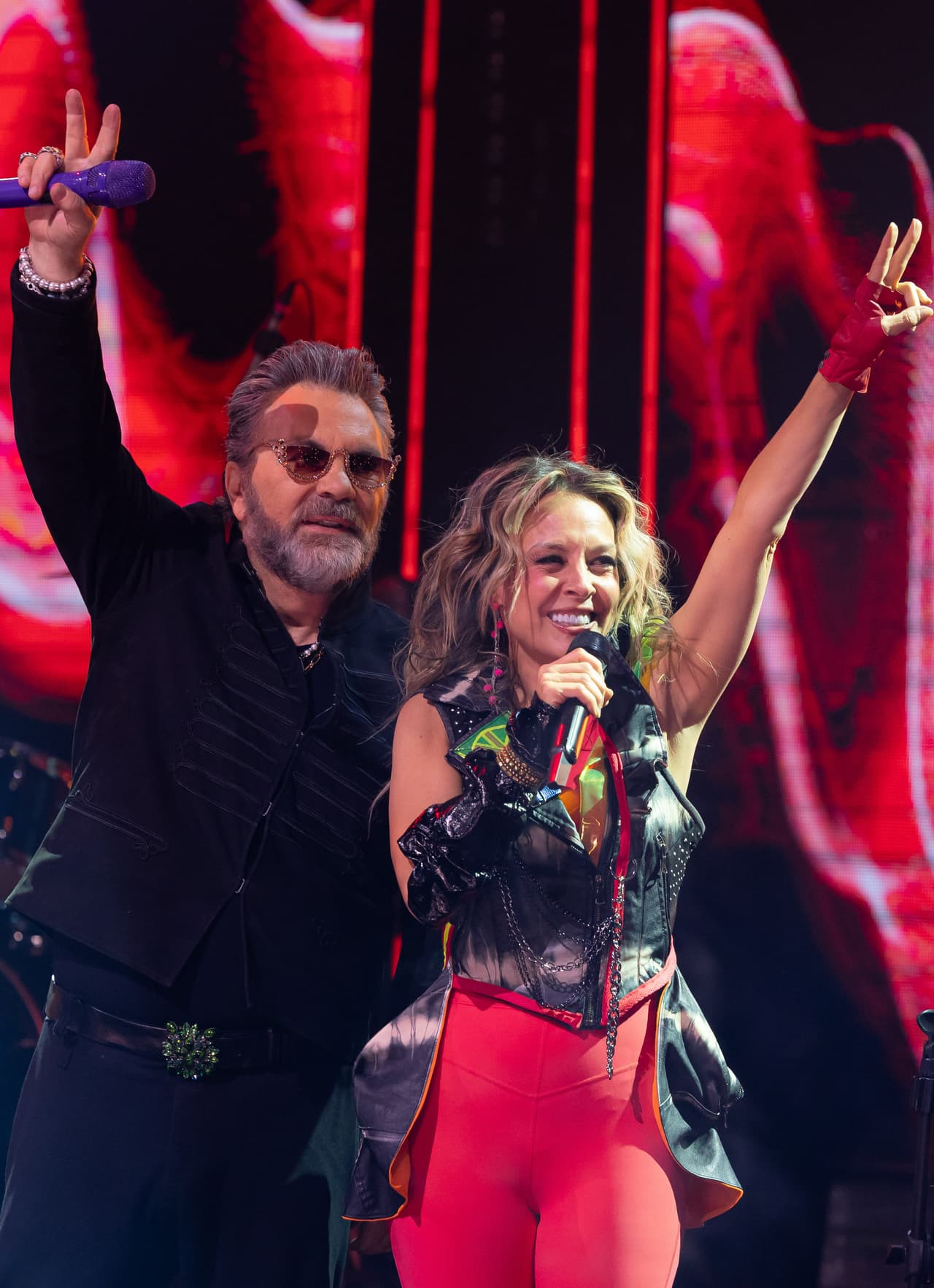 Fey apareció en el escenario durante el episodio 5 para cantar 'Me Enamoro de Ti' acompañada de Mijares.