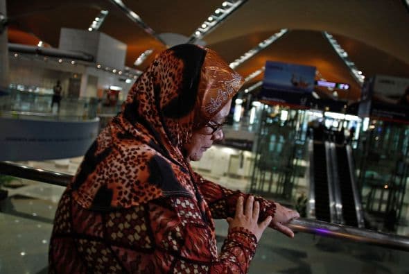 Familiares de los pasajeros del Malaysia Airlines vuelo MH17 lloran ante la tragedia.