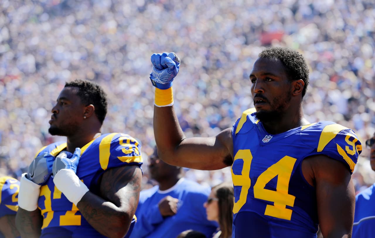 El 18 de septiembre, en el primer juego de los Rams en su sede de Los Angeles (Memorial Coliseum), el ala defensiva Robert Quinn hizo lo propio.