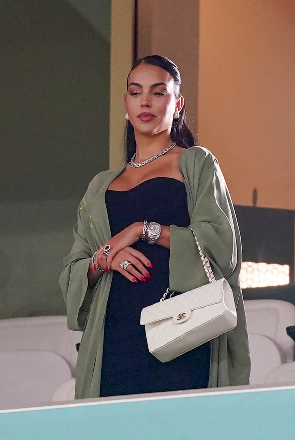 El medio británico explica que Rodríguez llevaba un Rolex GMT-Master II engastado en oro blanco de 18 quilates con diamantes de fábrica talla baguette, valorado en 489,702 dólares.
<br>