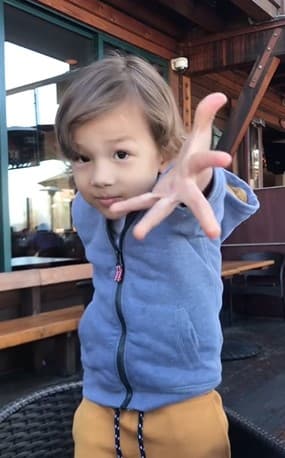 Y Liam aprovechó la convivencia de estos días para mostrarle a la familia lo bueno que es haciendo magia. Todos quedamos sorprendidos.