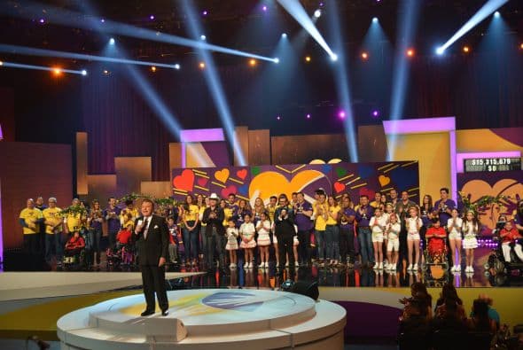 Mira los mejores momentos detrás de cámaras y sobre el escenario con todas las estrellas que llegaron a Teletón USA para participar en esta importante causa.