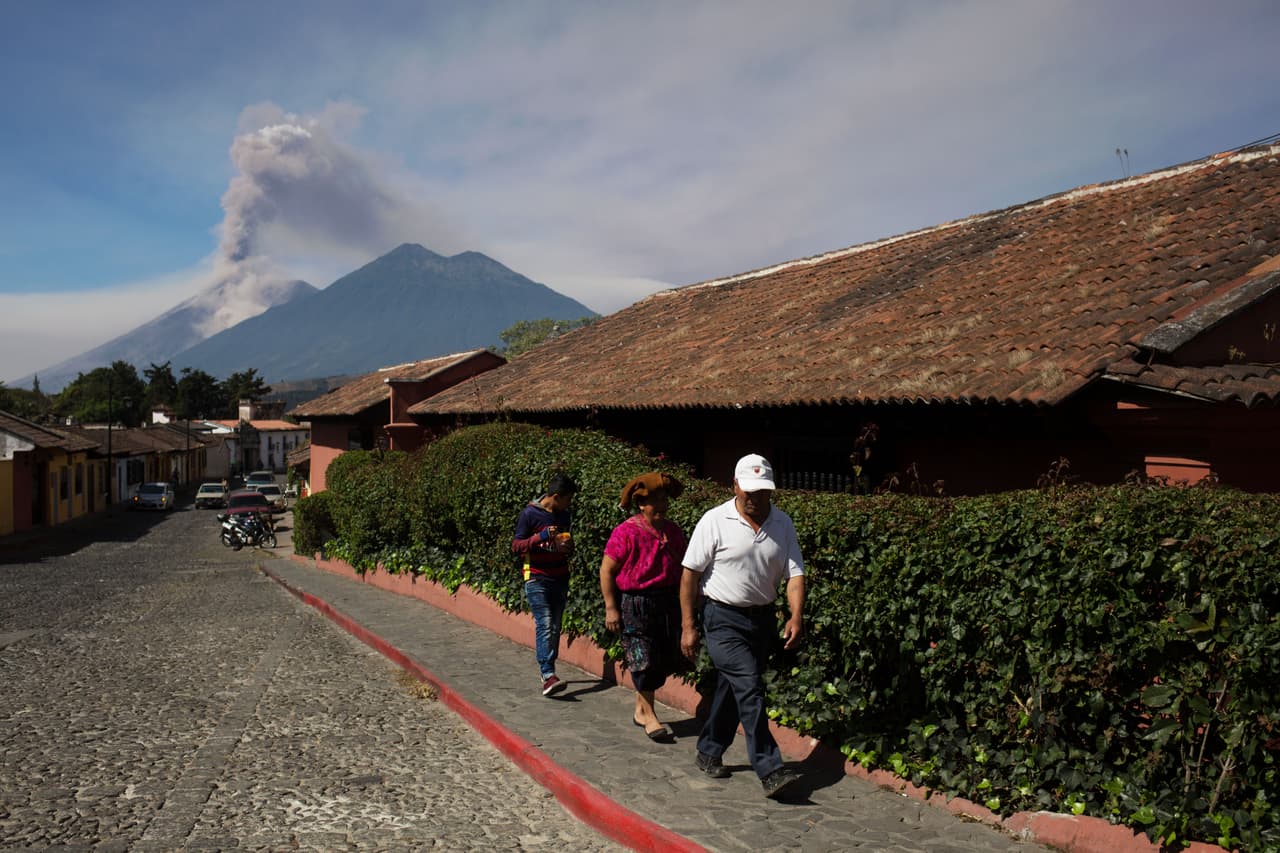 El 'volcán de fuego' expulsó material piroclástico de manera violenta durante más de 20 horas. Aunque la erupción el día de hoy es más moderada, una columna de ceniza de más de 15,000 pies sobre el nivel del mar persiste sobre el cono volcánico.