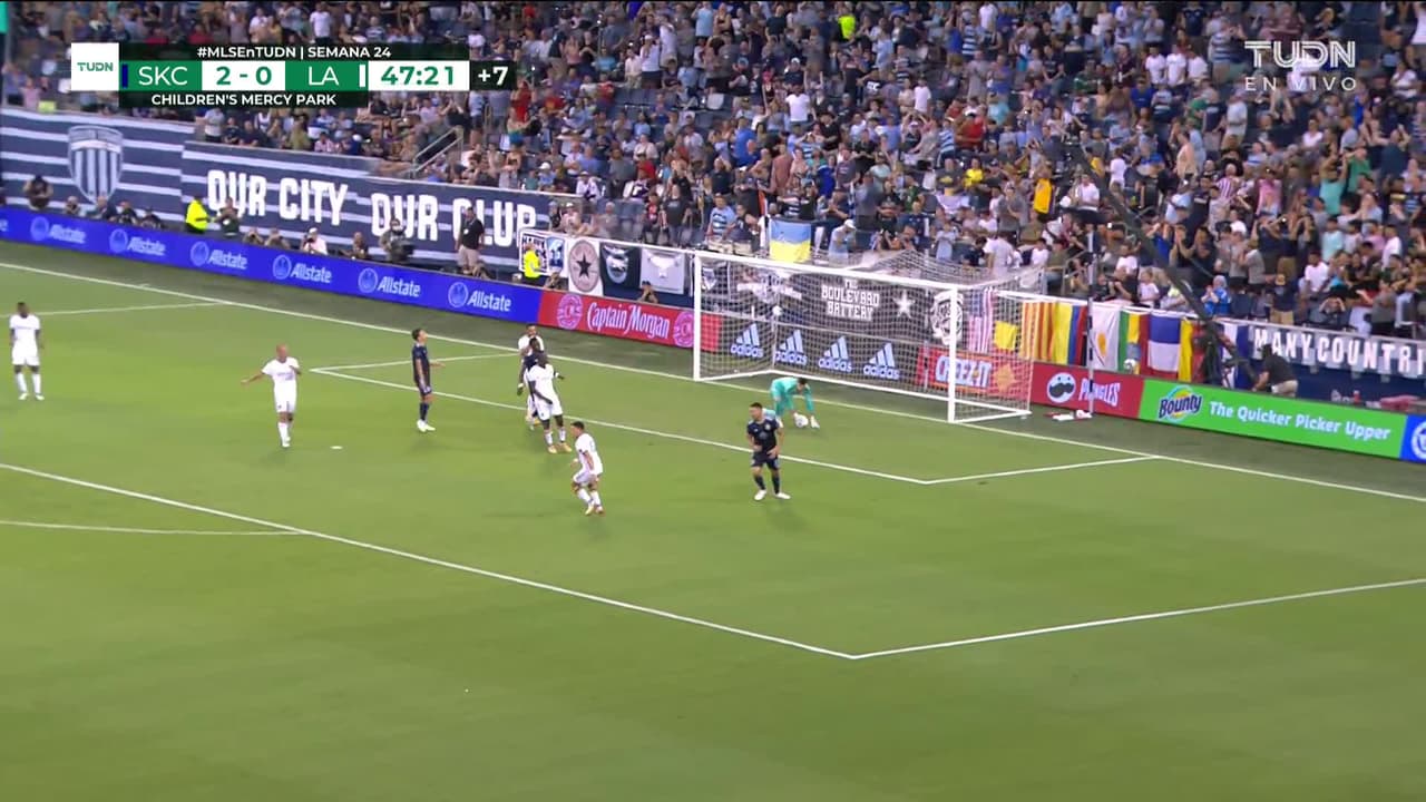 ¡TIRO ATAJADO! disparo por Roger Espinoza.