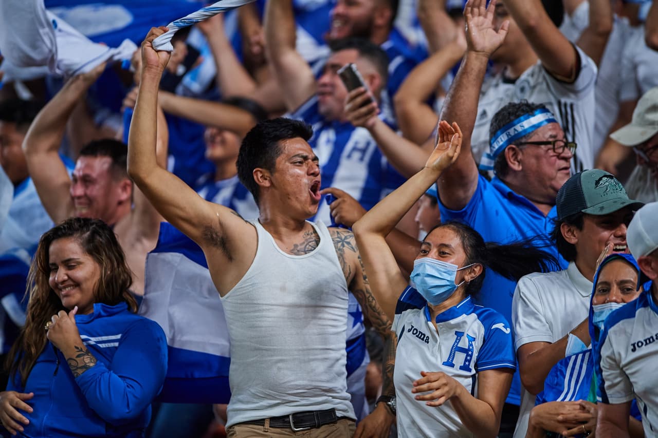 La afición hondureña jugó un partido aparte en la tribuna.