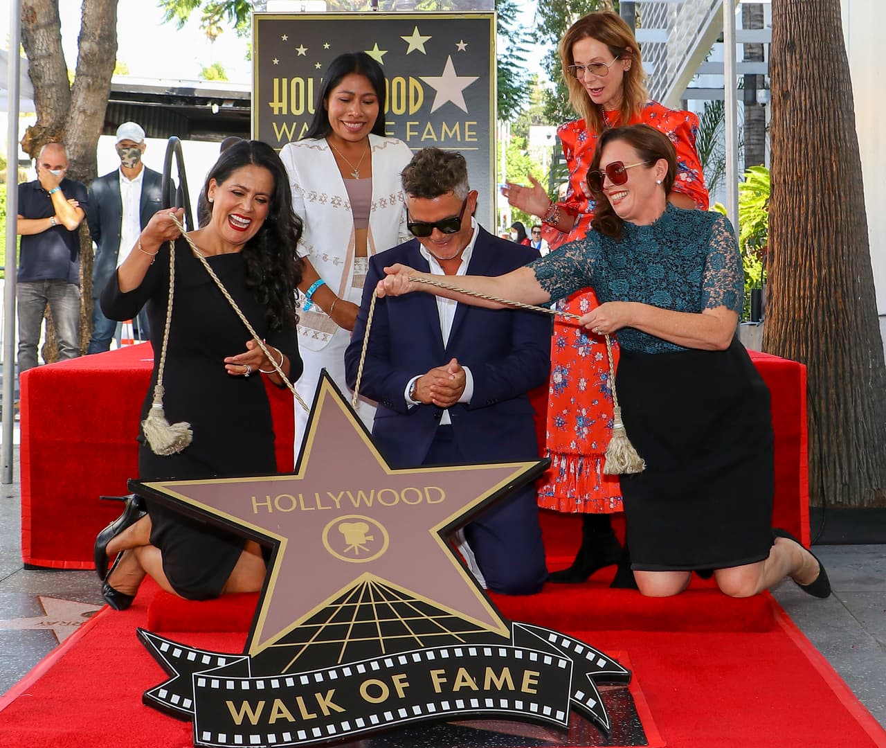 "Porque además (ella) representa todo lo que yo quería explicar ayer (viernes 1 ): 
<b><a href="https://www.univision.com/famosos/a-casi-un-ano-de-la-polemica-con-yalitza-aparicio-el-actor-sergio-goyri-reconoce-lo-que-aprendio-fotos" target="_blank">la autenticidad, el esfuerzo</a></b> y esos valores que ella también representa". 
<br>