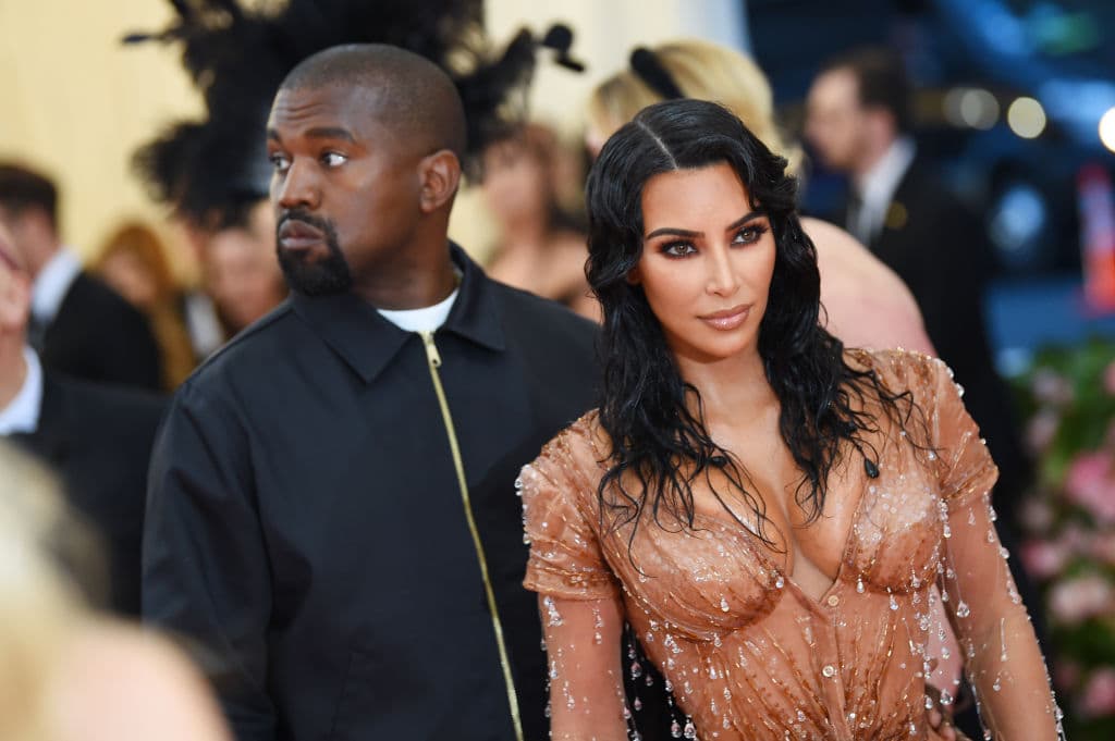 La aparente 
<b><a href="https://www.univision.com/famosos/kim-kardashian-kanye-west-anillo-bodas-regalos-navidad-fotos" target="_blank">crisis matrimonial entre Kim Kardashian y Kanye West</a> </b>ha puesto al rapero "muy triste" y no la está pasando bien, según se ha revelado. 
<br>