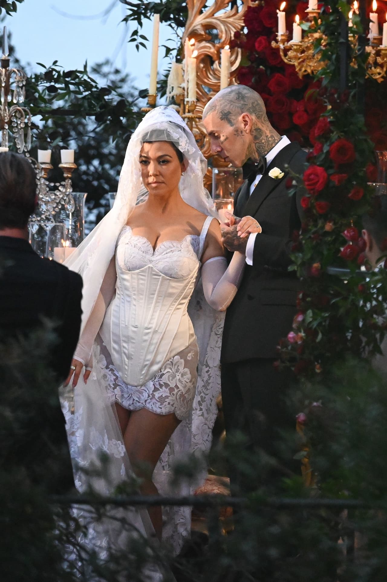 Así, 
<b><a href="https://www.univision.com/famosos/boda-kourtney-travis-vestido-de-novia-negro-looks-kardashian-jenner-lunch-fotos" target="_blank">la boda de Kourtney Kardashian y Travis Barker</a></b> se convirtió también en un desfile de modas de alta costura lleno de lujo y frente al mar.